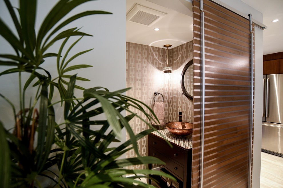 Kleine Moderne Gästetoilette mit verzierten Schränken, hellbraunen Holzschränken, braunen Fliesen, brauner Wandfarbe, Aufsatzwaschbecken und gefliestem Waschtisch in Miami
