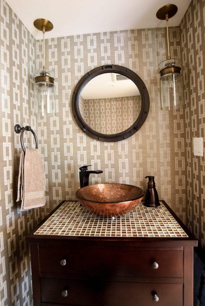 Kleine Moderne Gästetoilette mit verzierten Schränken, hellbraunen Holzschränken, braunen Fliesen, brauner Wandfarbe, Aufsatzwaschbecken und gefliestem Waschtisch in Miami