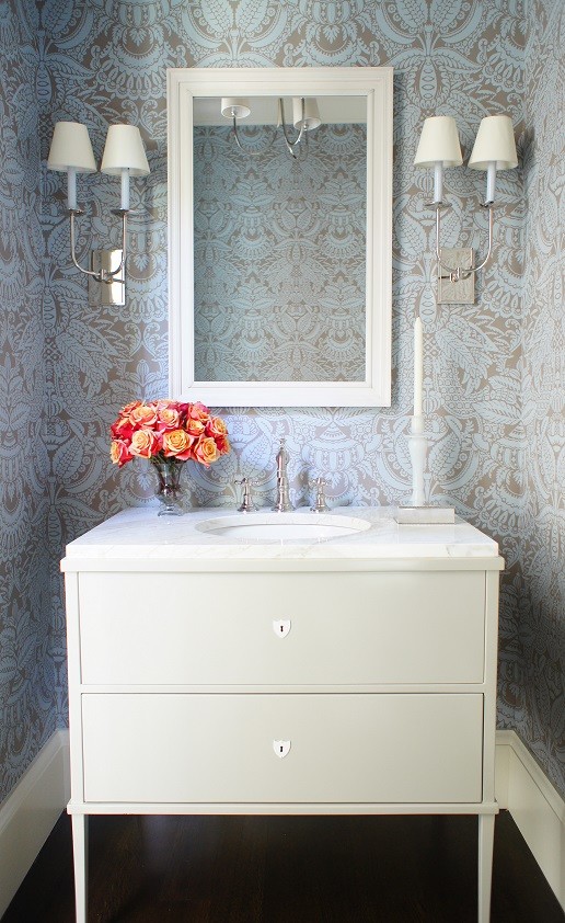 Foto di un bagno di servizio minimal di medie dimensioni con ante lisce, ante bianche, pareti multicolore, parquet scuro e top in marmo