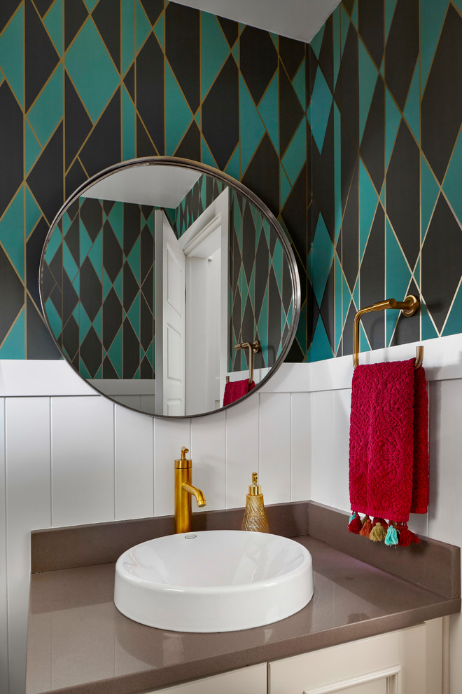 Пример оригинального дизайна: туалет среднего размера в стиле неоклассика (современная классика) с бежевыми фасадами, разноцветными стенами, настольной раковиной, коричневой столешницей и фасадами с утопленной филенкой