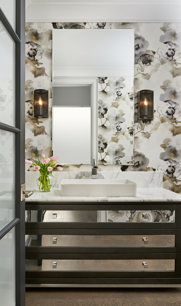 Immagine di un grande bagno di servizio contemporaneo con ante in stile shaker, ante in legno bruno, pareti multicolore, parquet scuro, lavabo a bacinella, top in marmo e pavimento marrone