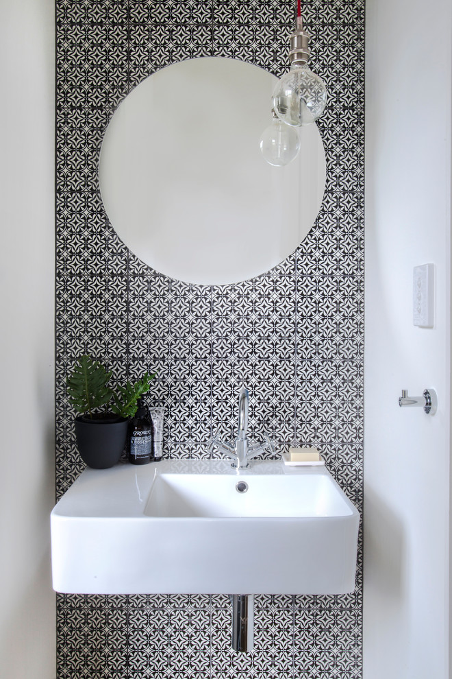 Ejemplo de aseo contemporáneo pequeño con baldosas y/o azulejos multicolor, paredes blancas y lavabo suspendido