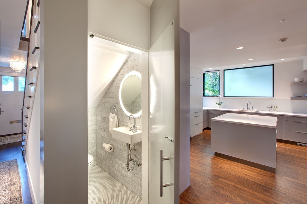 Свежая идея для дизайна: туалет в стиле модернизм с плиткой кабанчик и подвесной раковиной - отличное фото интерьера