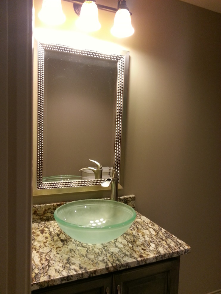 ルイビルにある高級な広いインダストリアルスタイルのおしゃれなトイレ・洗面所の写真
