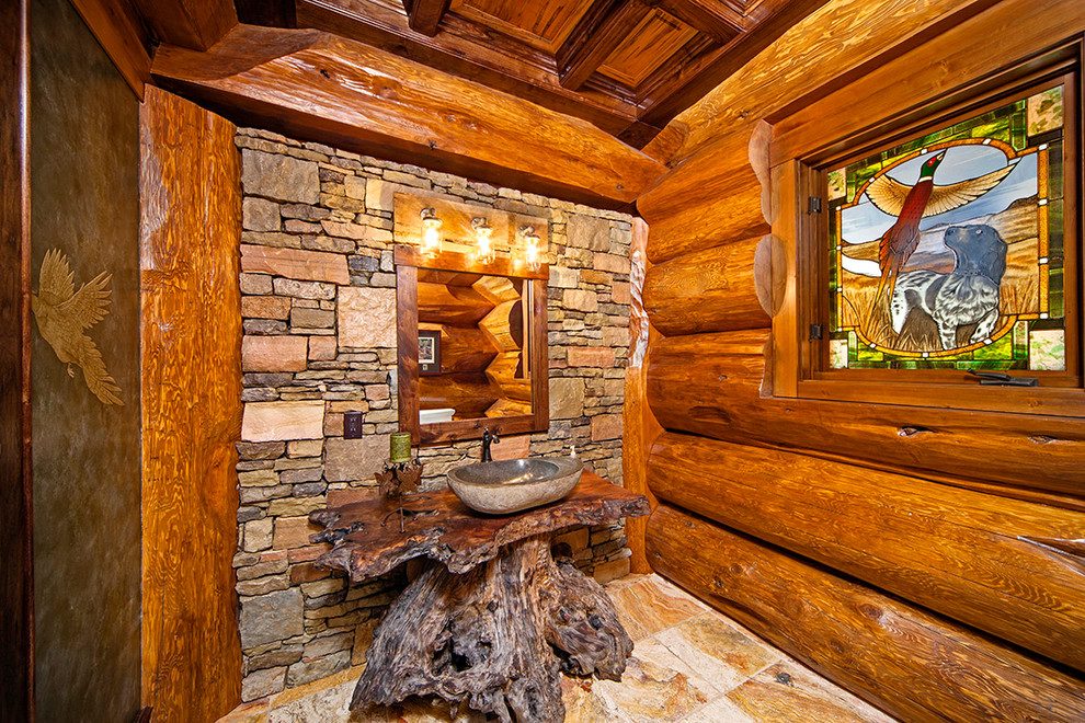 На фото: туалет в стиле рустика с настольной раковиной и столешницей из дерева