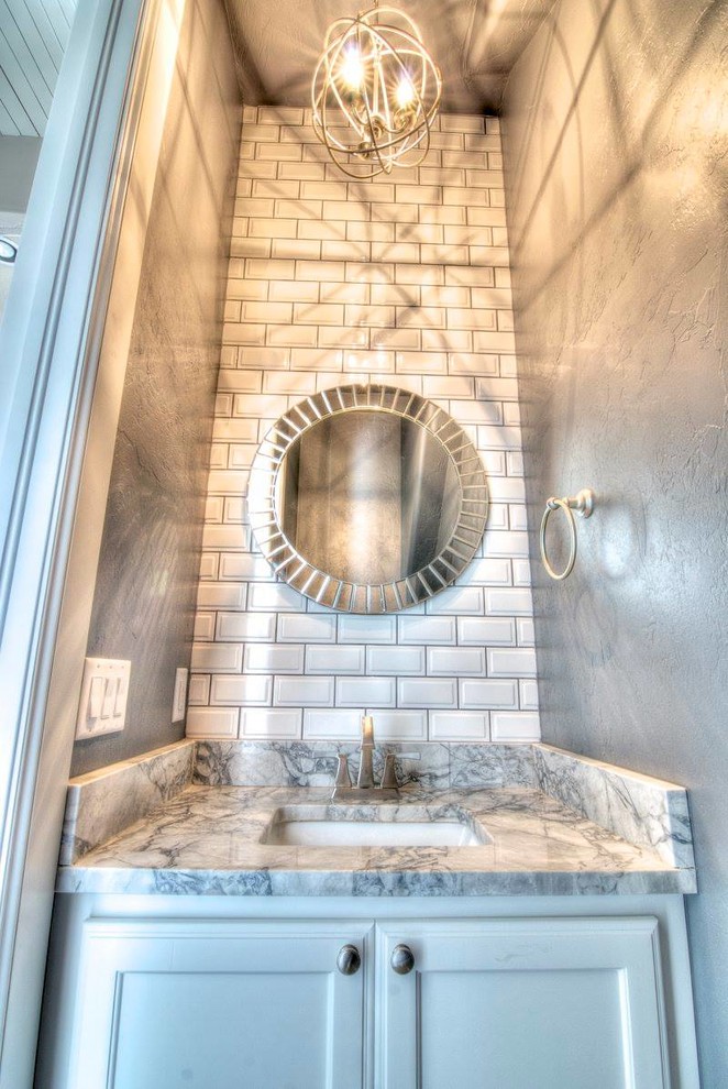 オクラホマシティにあるトラディショナルスタイルのおしゃれなトイレ・洗面所の写真