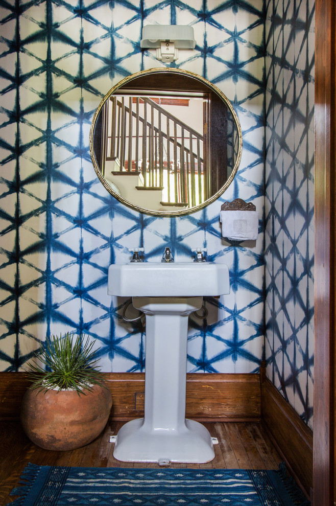 Ejemplo de aseo ecléctico pequeño con paredes multicolor, suelo de madera en tonos medios, lavabo con pedestal y suelo marrón