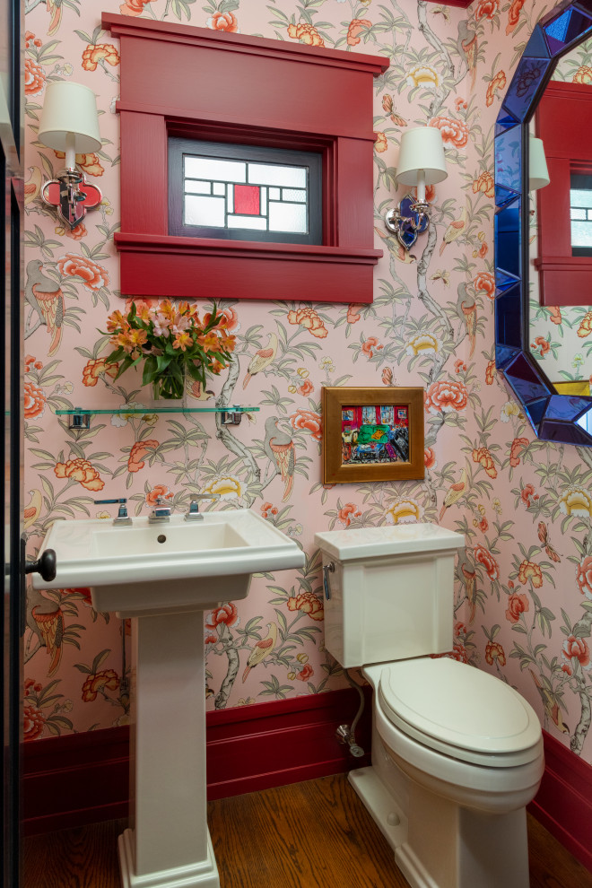 Kleine Rustikale Gästetoilette mit Wandtoilette mit Spülkasten, rosa Wandfarbe, dunklem Holzboden, Sockelwaschbecken und braunem Boden in Boston
