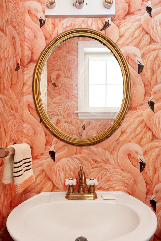 Kleine Eklektische Gästetoilette mit Toilette mit Aufsatzspülkasten, rosa Wandfarbe und Sockelwaschbecken in Philadelphia