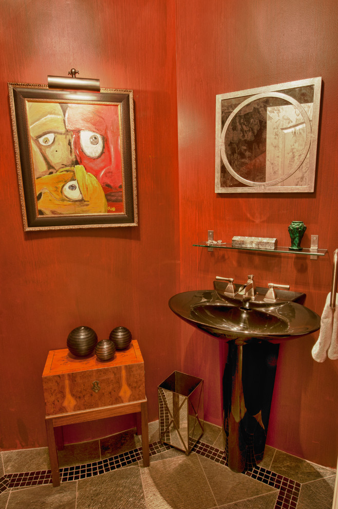 Foto di un piccolo bagno di servizio contemporaneo con pareti rosse, pavimento con piastrelle in ceramica e lavabo a colonna