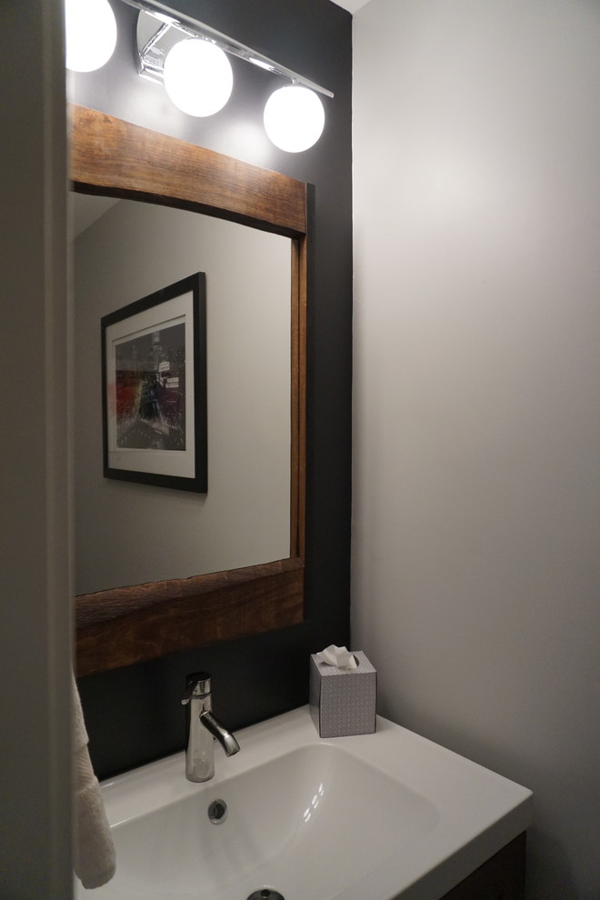 Kleine Mid-Century Gästetoilette mit flächenbündigen Schrankfronten, dunklen Holzschränken, Toilette mit Aufsatzspülkasten, weißer Wandfarbe, Marmorboden, integriertem Waschbecken, Quarzwerkstein-Waschtisch und weißem Boden in Chicago