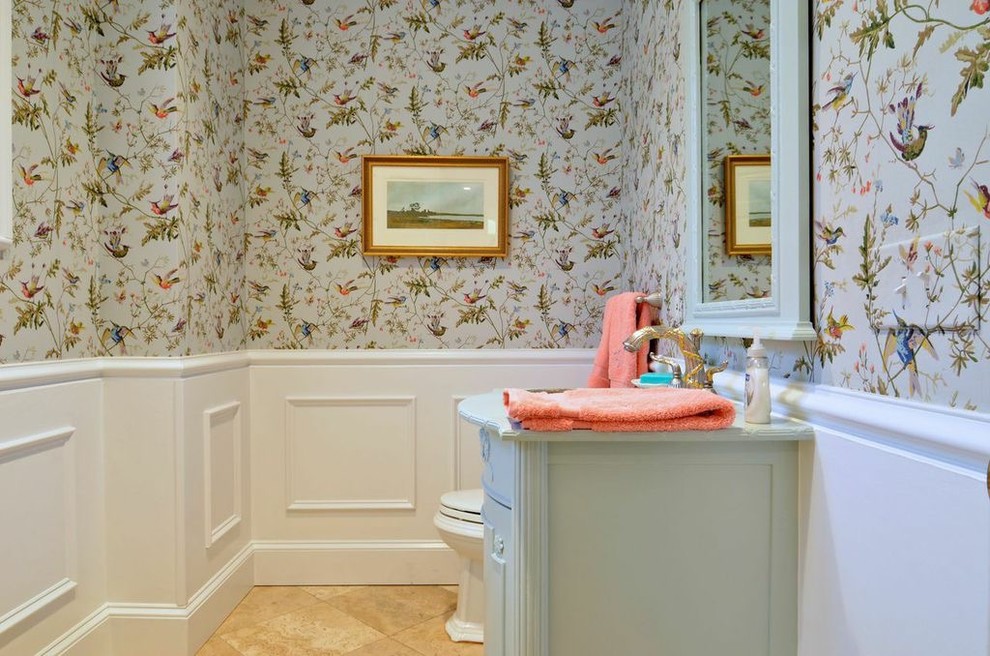 На фото: туалет среднего размера в классическом стиле с фасадами островного типа, зелеными фасадами, полом из керамической плитки, накладной раковиной и столешницей из дерева с