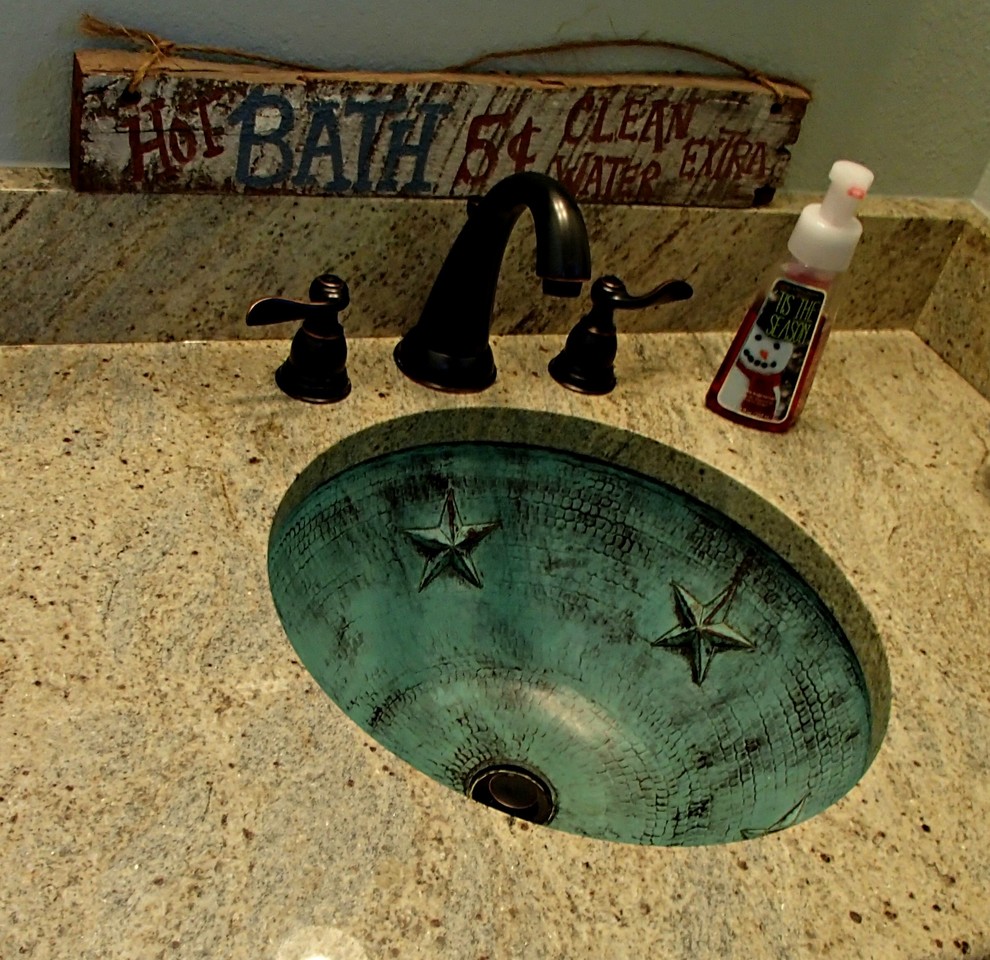 ダラスにあるラスティックスタイルのおしゃれなトイレ・洗面所の写真
