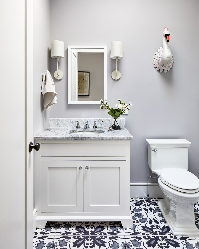 Foto på ett mellanstort vintage grå toalett, med skåp i shakerstil, vita skåp, en toalettstol med separat cisternkåpa, grå väggar, klinkergolv i keramik, ett undermonterad handfat, marmorbänkskiva och blått golv