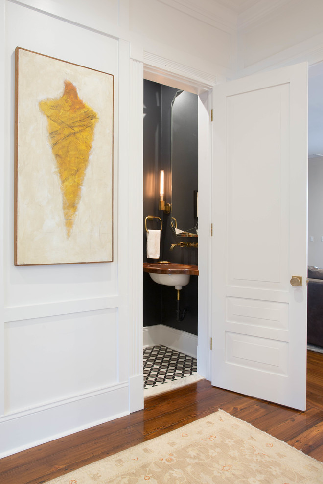 ニューオリンズにあるお手頃価格の小さなトランジショナルスタイルのおしゃれなトイレ・洗面所 (モノトーンのタイル、セメントタイル、グレーの壁、セメントタイルの床、アンダーカウンター洗面器、木製洗面台) の写真