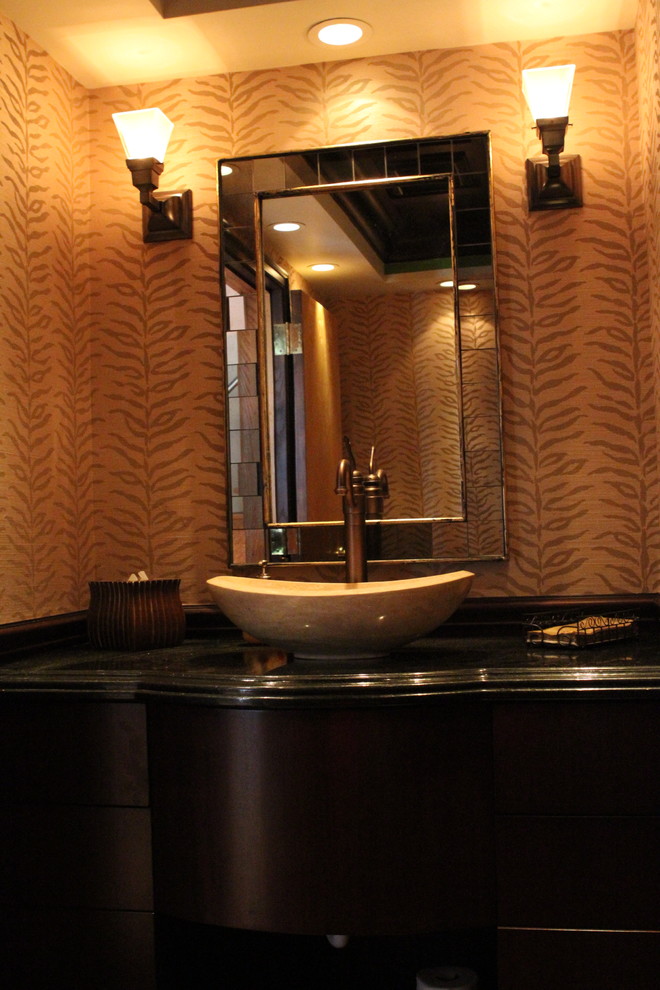 Свежая идея для дизайна: туалет в классическом стиле - отличное фото интерьера