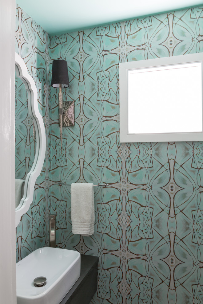 Immagine di un piccolo bagno di servizio tradizionale con pareti multicolore, WC a due pezzi, top in superficie solida e lavabo a bacinella