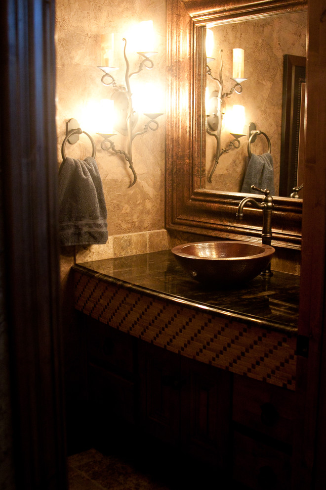 カンザスシティにあるトラディショナルスタイルのおしゃれなトイレ・洗面所の写真