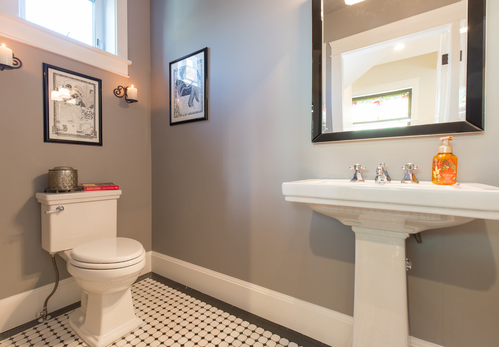 Idee per un bagno di servizio classico con WC a due pezzi, pareti grigie, pavimento in gres porcellanato e lavabo a colonna