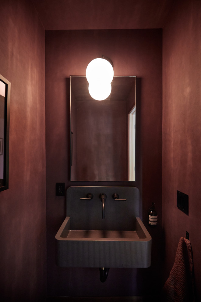 Aménagement d'un petit WC et toilettes contemporain avec un mur gris et un lavabo suspendu.