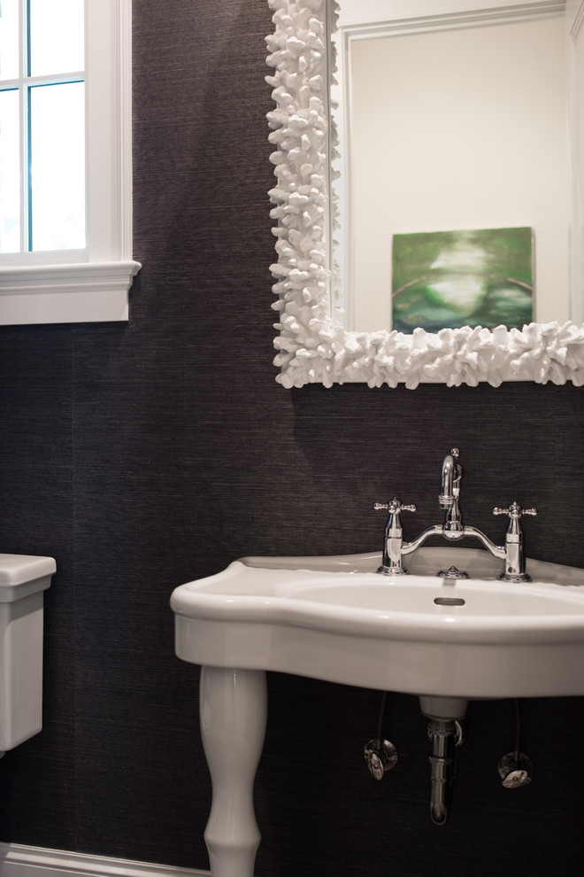 Inspiration för mellanstora klassiska toaletter, med svarta väggar och ett väggmonterat handfat
