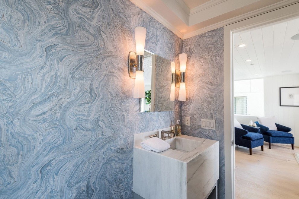Foto di un piccolo bagno di servizio costiero con piastrelle blu, pareti blu, parquet chiaro, lavabo rettangolare, top in marmo, pavimento beige e top bianco