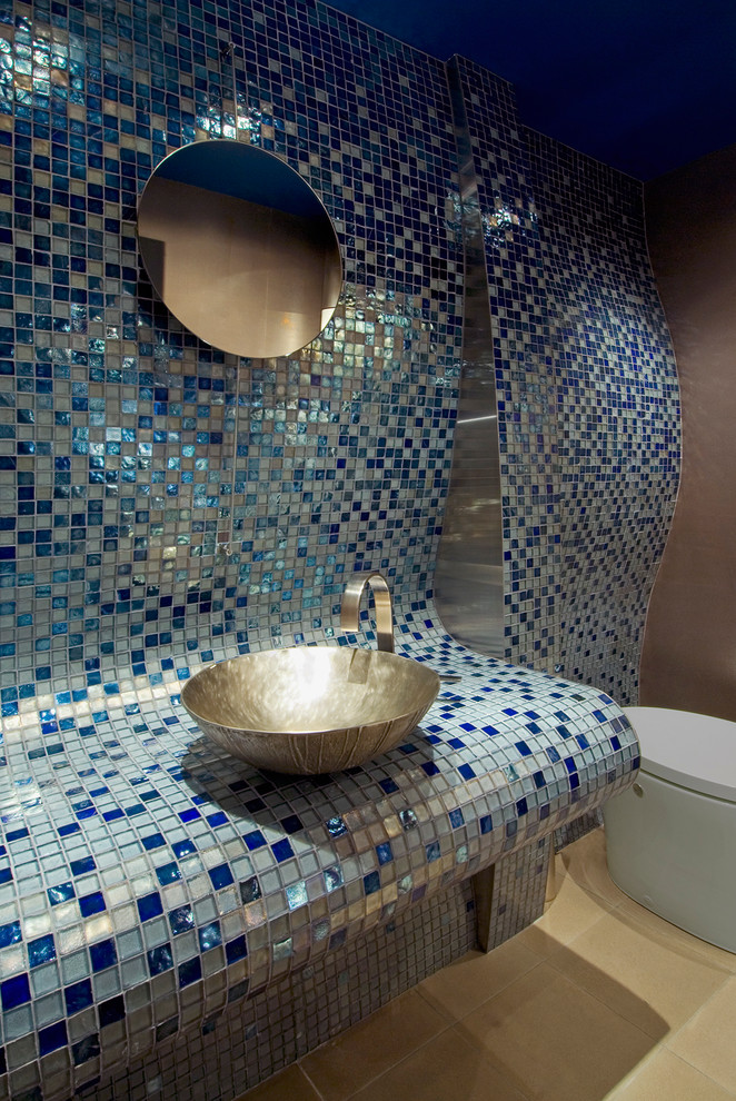 Modelo de aseo actual con lavabo sobreencimera, encimera de azulejos, baldosas y/o azulejos azules, baldosas y/o azulejos en mosaico, paredes azules y encimeras azules