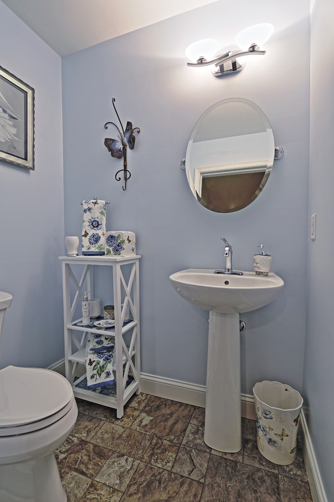 На фото: маленький туалет в классическом стиле с раздельным унитазом, синими стенами, полом из винила и раковиной с пьедесталом для на участке и в саду