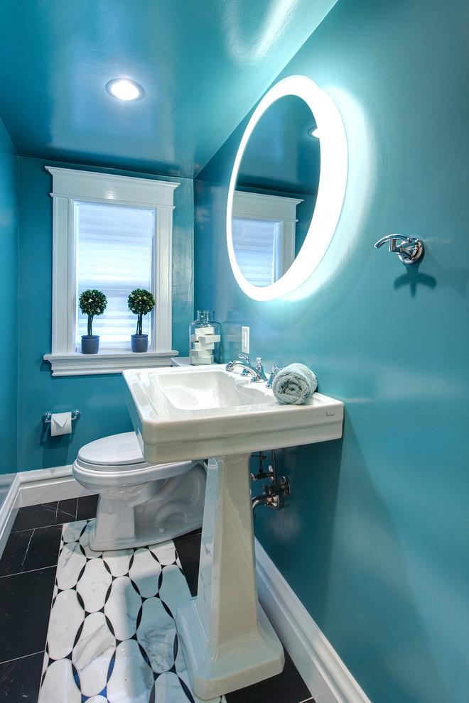 Kleine Moderne Gästetoilette mit Toilette mit Aufsatzspülkasten, blauer Wandfarbe, Sockelwaschbecken, schwarzem Boden und Marmorboden in St. Louis