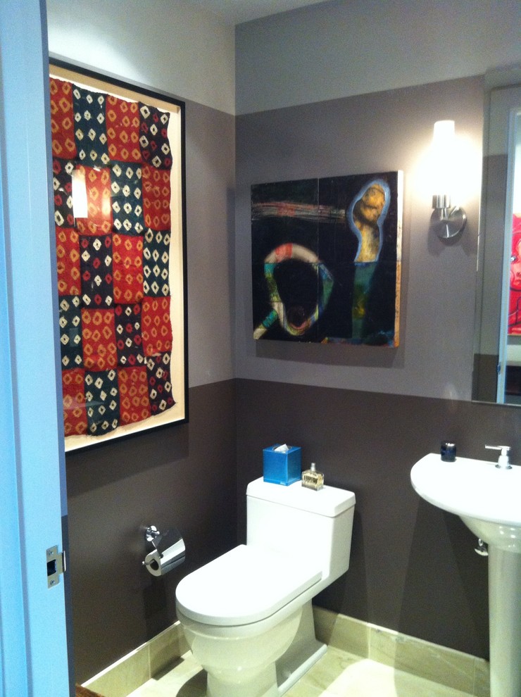 Foto de aseo contemporáneo de tamaño medio con lavabo con pedestal, sanitario de una pieza y paredes multicolor