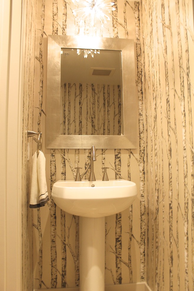 Esempio di un piccolo bagno di servizio eclettico con lavabo a colonna e pavimento in legno massello medio