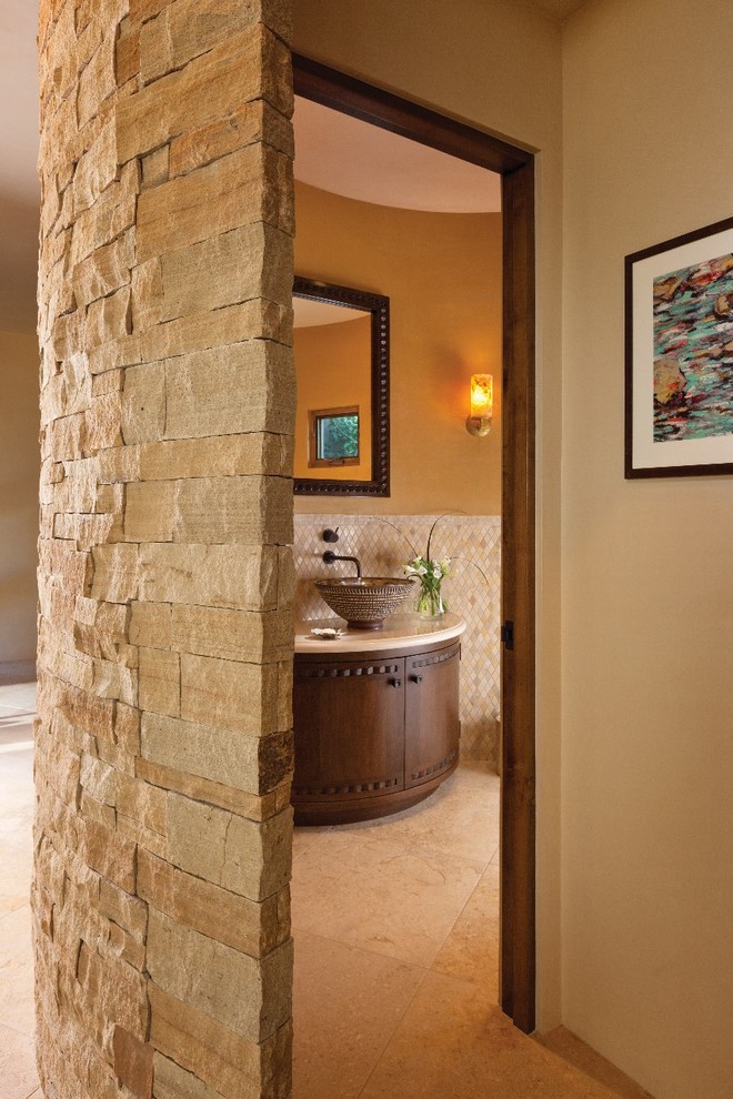 На фото: туалет среднего размера в современном стиле с темными деревянными фасадами, бежевой плиткой, плиткой мозаикой, желтыми стенами, полом из керамогранита, настольной раковиной и столешницей из искусственного камня