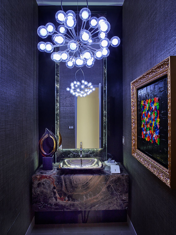 ダラスにあるコンテンポラリースタイルのおしゃれなトイレ・洗面所 (青い壁、ベッセル式洗面器) の写真