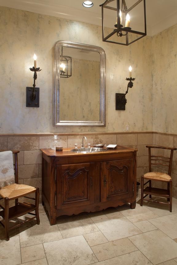 Inspiration for a traditional cloakroom in Houston.