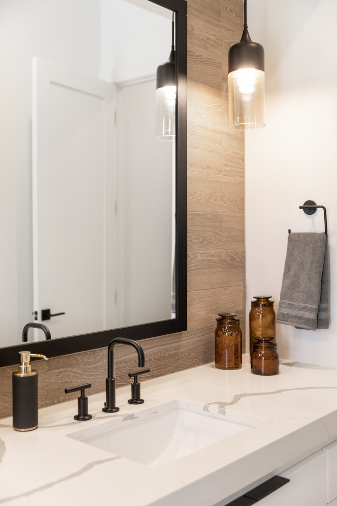Idéer för mellanstora funkis vitt toaletter, med en toalettstol med separat cisternkåpa, brun kakel, porslinskakel, bruna väggar, klinkergolv i keramik, ett nedsänkt handfat, granitbänkskiva och brunt golv