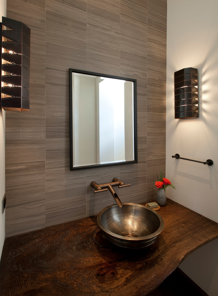 Aménagement d'un WC et toilettes contemporain de taille moyenne avec un mur blanc, une vasque et un plan de toilette en bois.