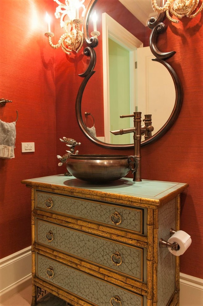 Inredning av ett asiatiskt litet toalett, med skåp i slitet trä, röda väggar, ett fristående handfat, träbänkskiva och beiget golv