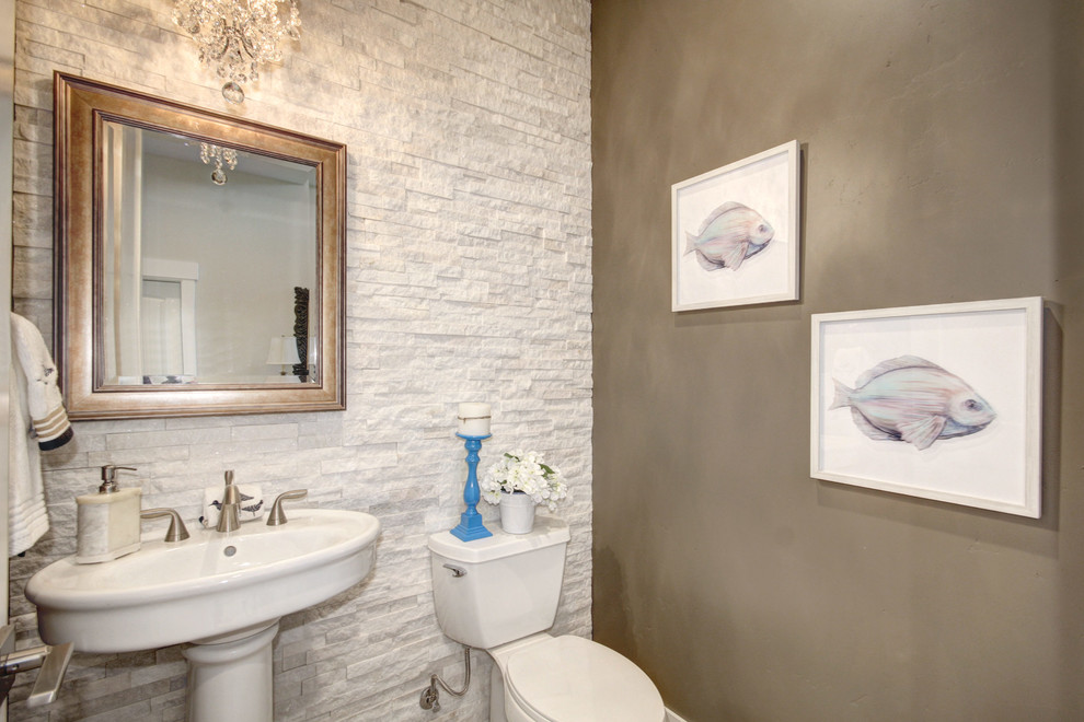 Cette photo montre un WC et toilettes chic de taille moyenne avec un carrelage blanc, un carrelage de pierre, un mur gris, un lavabo de ferme et meuble-lavabo sur pied.
