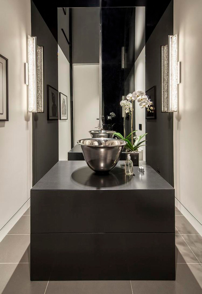Стильный дизайн: огромный туалет в современном стиле с полом из керамогранита, мраморной столешницей, плоскими фасадами, черными фасадами, серой плиткой и настольной раковиной - последний тренд