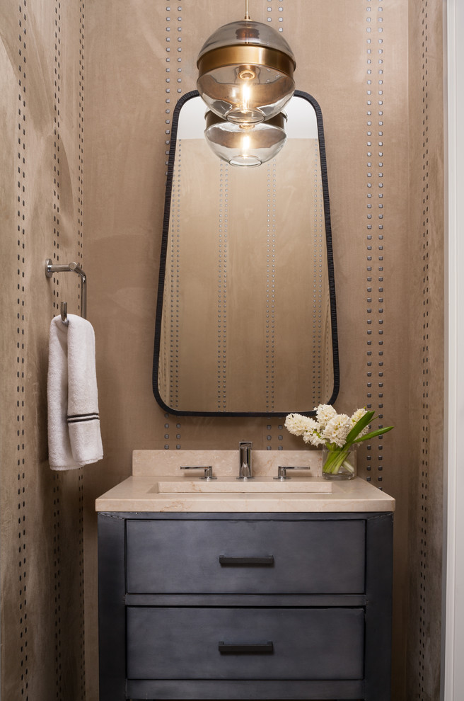 Foto di un piccolo bagno di servizio eclettico con ante lisce, ante grigie, pareti beige, pavimento in legno massello medio, lavabo da incasso, top in superficie solida, pavimento beige e top beige
