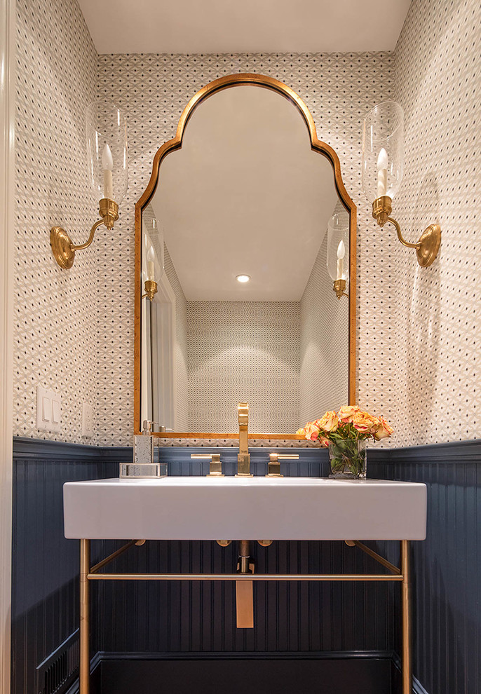 Kleine Klassische Gästetoilette mit blauer Wandfarbe und Sockelwaschbecken in San Francisco