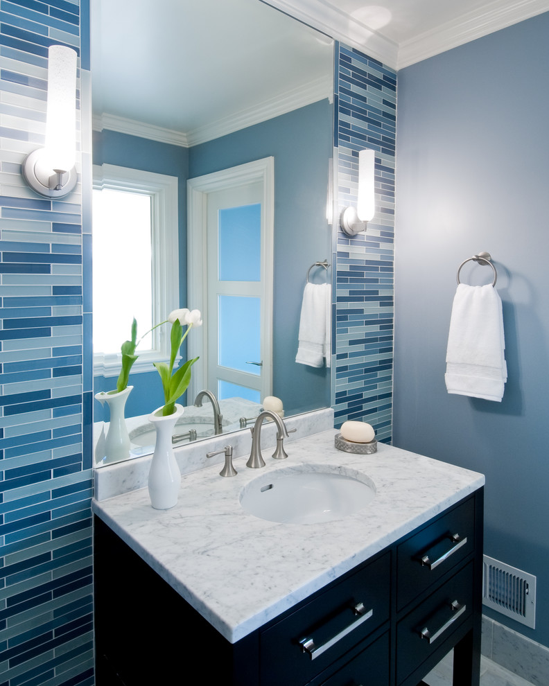 Inspiration pour un petit WC et toilettes traditionnel avec un placard à porte plane, des portes de placard noires, un carrelage bleu, un carrelage en pâte de verre, un mur bleu, un lavabo encastré et un plan de toilette en marbre.