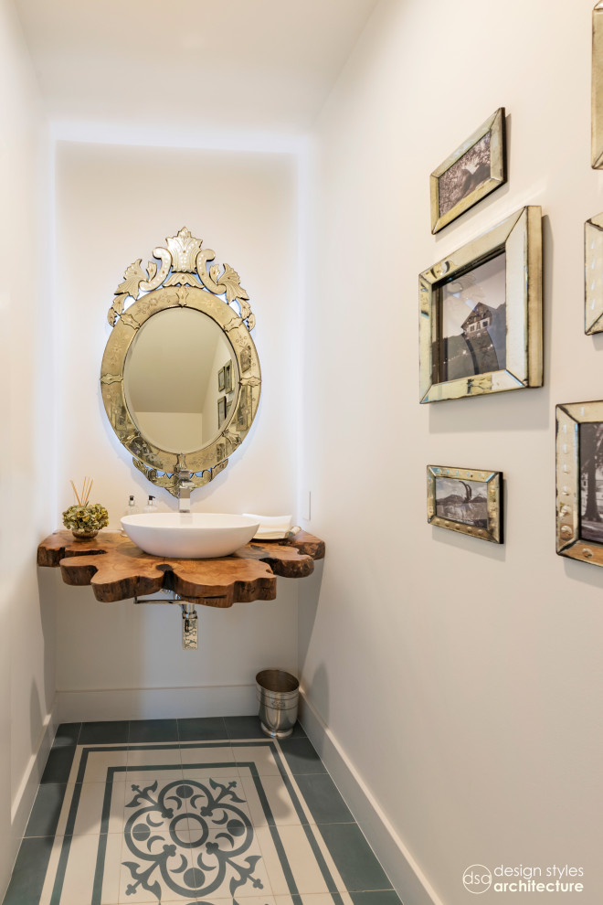 Moderne Gästetoilette mit beiger Wandfarbe, Mosaik-Bodenfliesen, Aufsatzwaschbecken, grüner Waschtischplatte und Waschtisch aus Holz