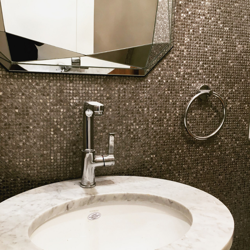 Ispirazione per un piccolo bagno di servizio minimalista con piastrelle grigie, piastrelle in metallo, pareti grigie, lavabo sospeso, top in marmo e top bianco