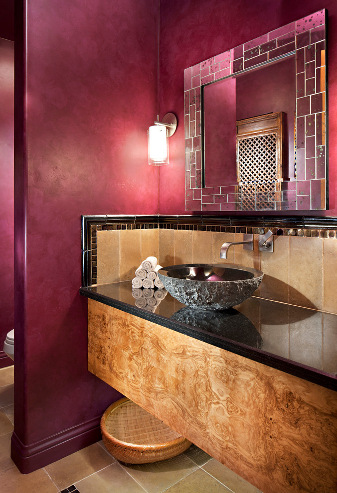 Inspiration för ett mellanstort funkis toalett, med ett fristående handfat, skåp i mellenmörkt trä, beige kakel, klinkergolv i terrakotta, rosa väggar, stenkakel och bänkskiva i akrylsten