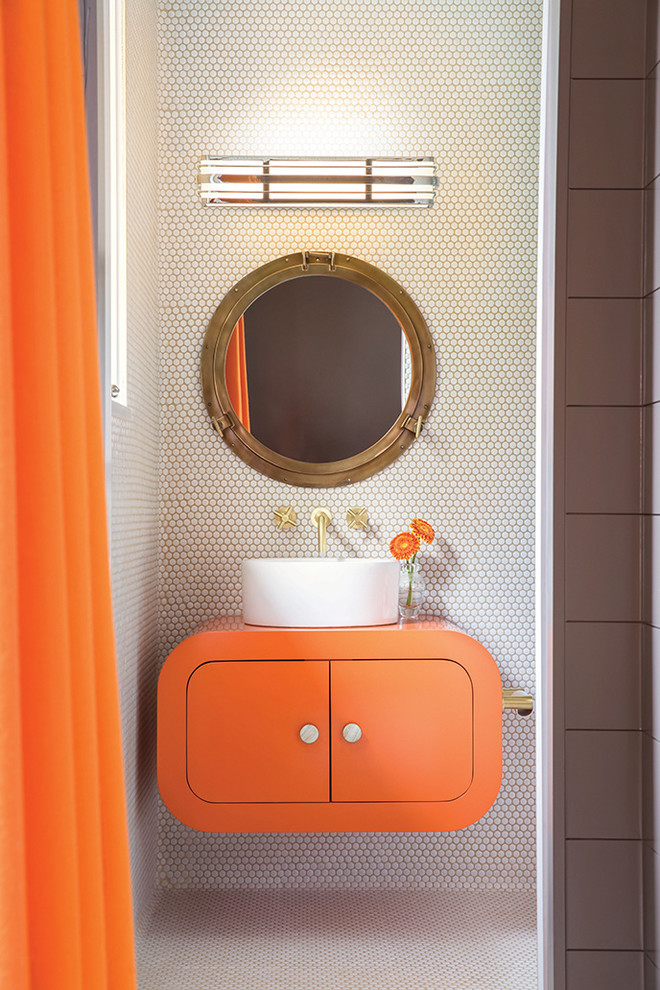 Kleine Moderne Gästetoilette mit flächenbündigen Schrankfronten, orangefarbenen Schränken, weißen Fliesen, Keramikfliesen, weißer Wandfarbe, Keramikboden, Aufsatzwaschbecken, Mineralwerkstoff-Waschtisch, weißem Boden und oranger Waschtischplatte in Seattle