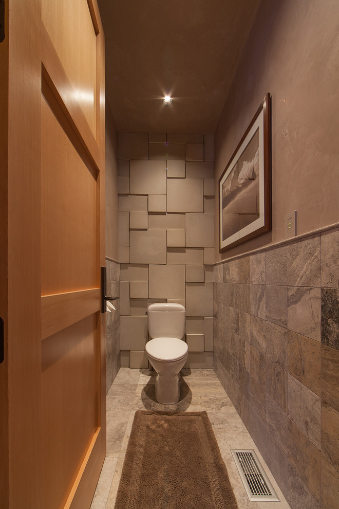 Пример оригинального дизайна: туалет в стиле рустика с раздельным унитазом, серой плиткой и плиткой из сланца