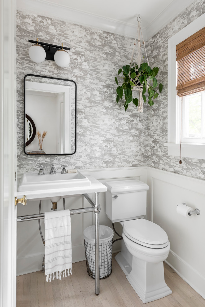 Cette image montre un petit WC et toilettes rustique avec un placard en trompe-l'oeil, des portes de placard grises, WC séparés, parquet clair, une vasque, un plan de toilette en marbre, un sol marron et un plan de toilette blanc.