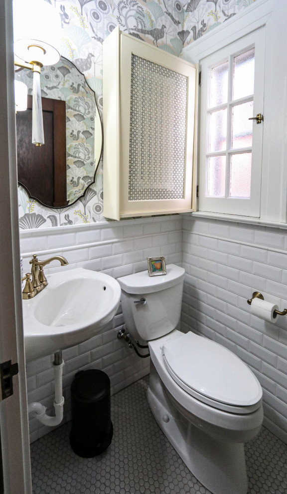На фото: маленький туалет в классическом стиле с раздельным унитазом, белой плиткой, керамической плиткой, разноцветными стенами, полом из керамической плитки, раковиной с пьедесталом, серым полом и обоями на стенах для на участке и в саду с