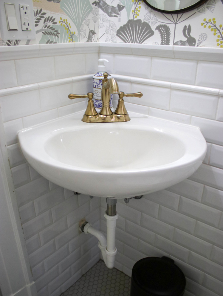 Exempel på ett litet klassiskt toalett, med en toalettstol med separat cisternkåpa, vit kakel, keramikplattor, flerfärgade väggar, klinkergolv i keramik, ett piedestal handfat och grått golv